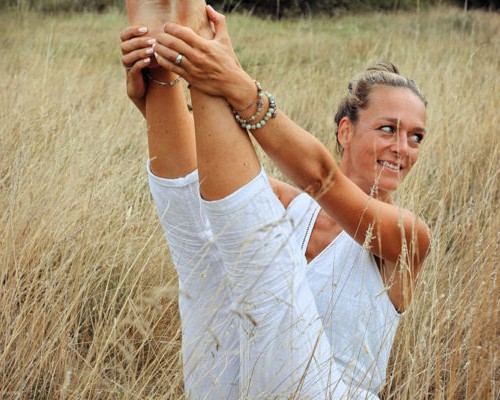Sophie Piccolo, enseignante en yoga à Instants Yoga Arcachon, en pleine séance de yoga.