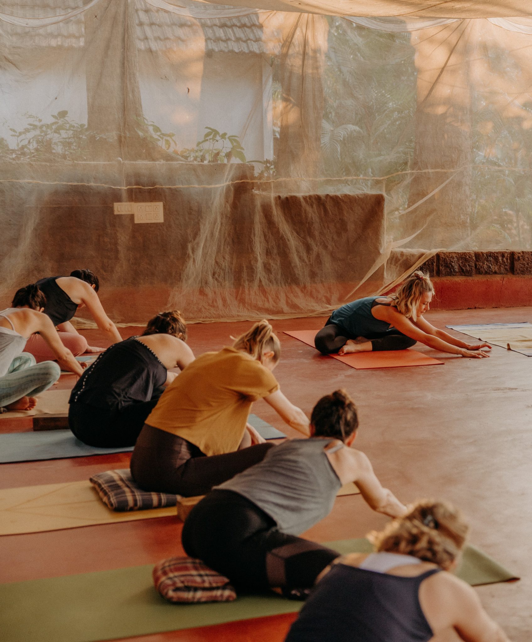 Des participantes en pleine séance de yoga collective, dispensée par Instants Yoga Arcachon.